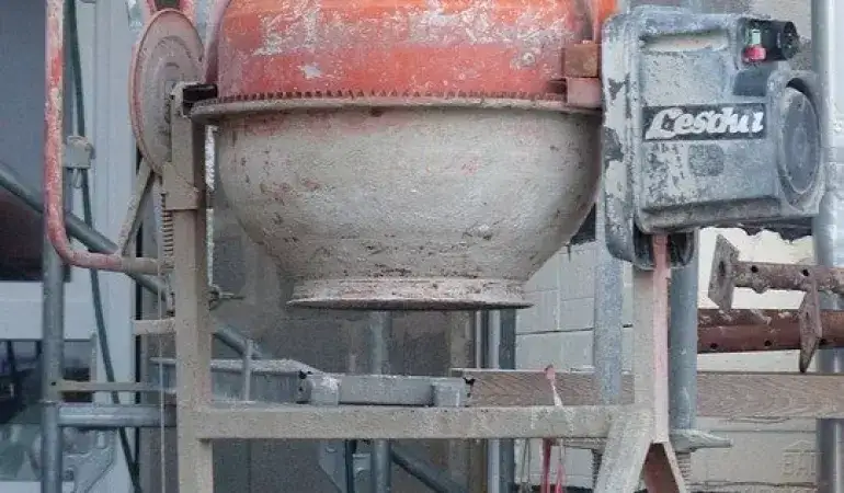 Jak wyczyścić betoniarkę i uniknąć kosztownych uszkodzeń