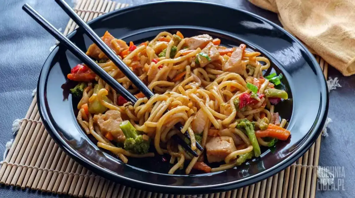 Perfekcyjny Chow Mein w domu: Przepis na makaron z kurczakiem