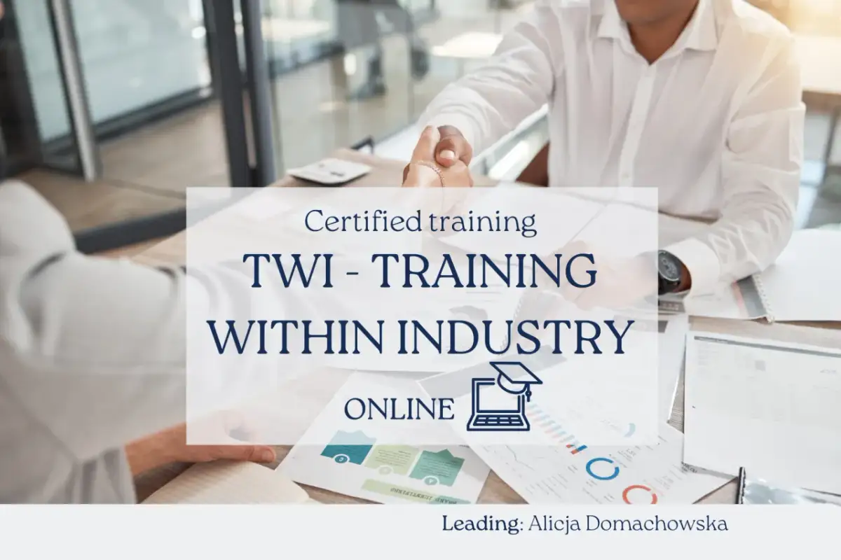 Dwóch mężczyzn ściska sobie dłonie nad dokumentami. Na zdjęciu widnieje napis "Certified training TWI - TRAINING WITHIN INDUSTRY ONLINE".