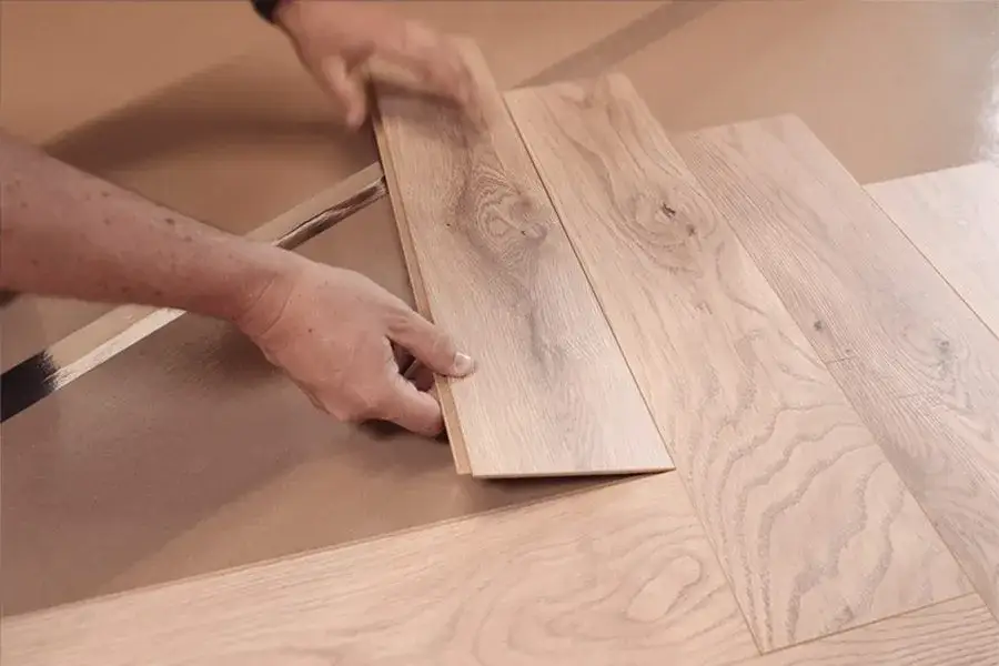 Jodełka DIY: jak ułożyć panele krok po kroku i uniknąć błędów?