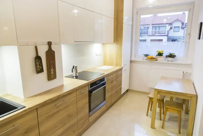 Jak urządzić wąską kuchnię w bloku, by maksymalnie wykorzystać przestrzeń