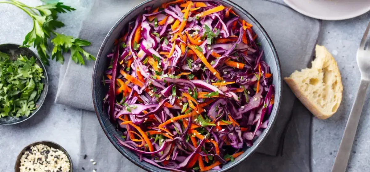Sałatka z czerwonej kapusty jak w restauracji – smak, który zachwyca