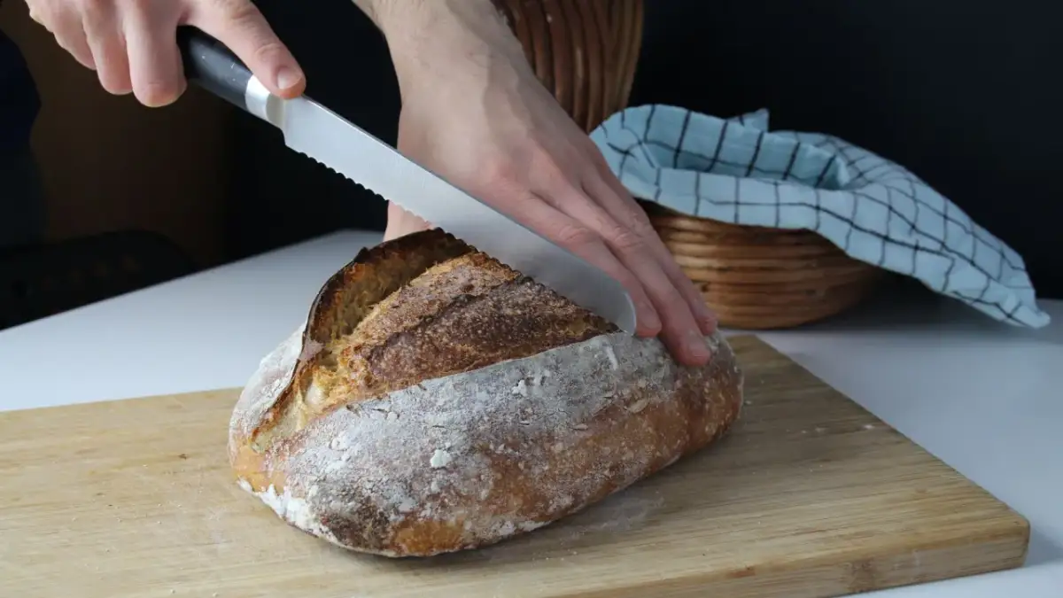 Jaka temperatura pieczenia chleba na zakwasie? Perfekcyjny bochenek!