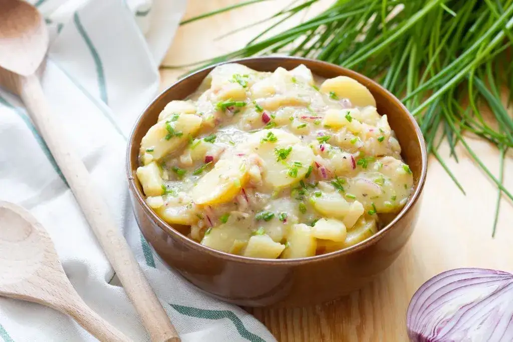 Sałatka ziemniaczana: przepis na perfekcję. Uniknij błędów!