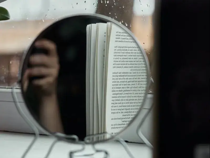 Motyw lustra w literaturze: odkryj jego głębokie znaczenie i funkcje
