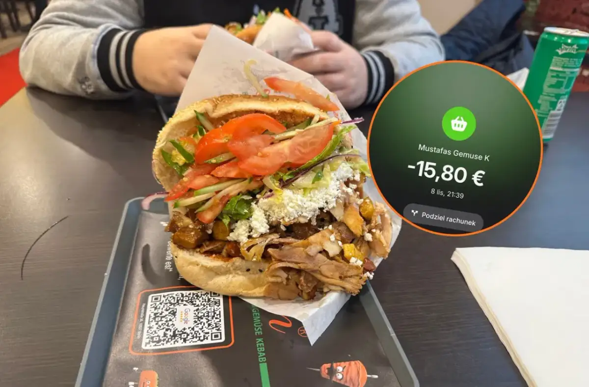 Pyszny kebab w Mustafas Gemüse K w Berlinie kosztuje 15,80 €. Obok rachunku widać świeże składniki i mięso.