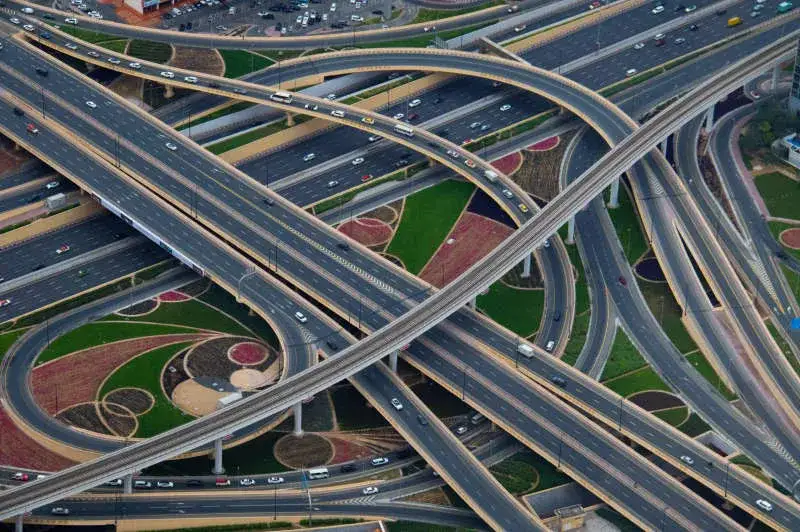 Holowanie z autostrady w Niemczech: Koszty, przepisy i oszczędności