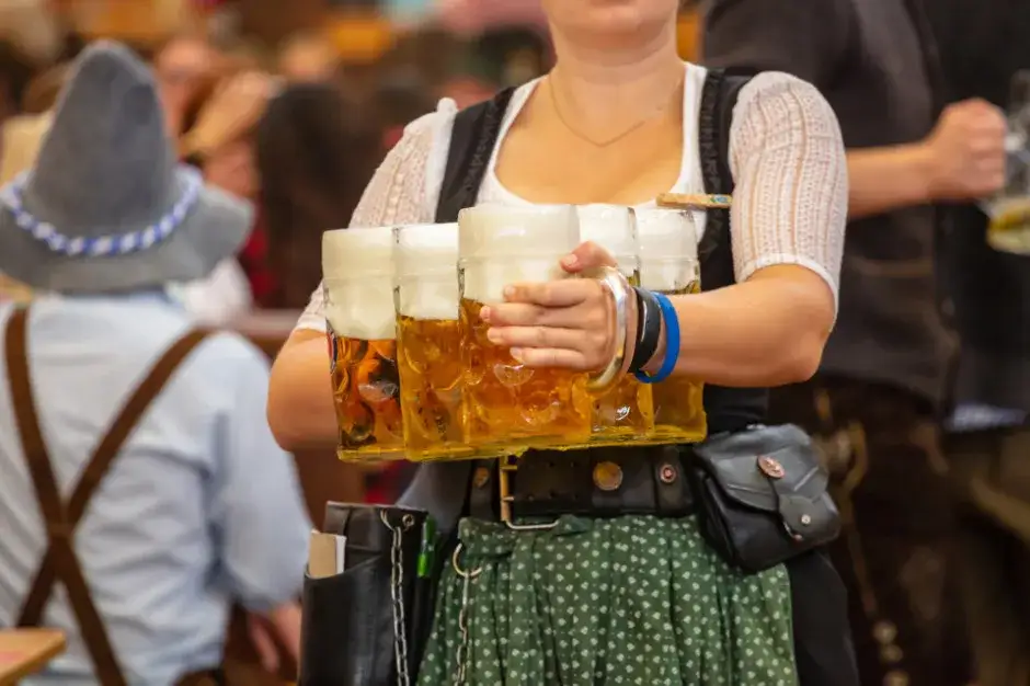 Ile kosztuje piwo na oktoberfest? Ceny, które mogą zaskoczyć