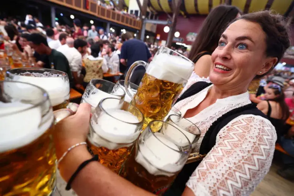 Ile kosztuje piwo na Oktoberfest? Ceny, które zaskoczą każdego