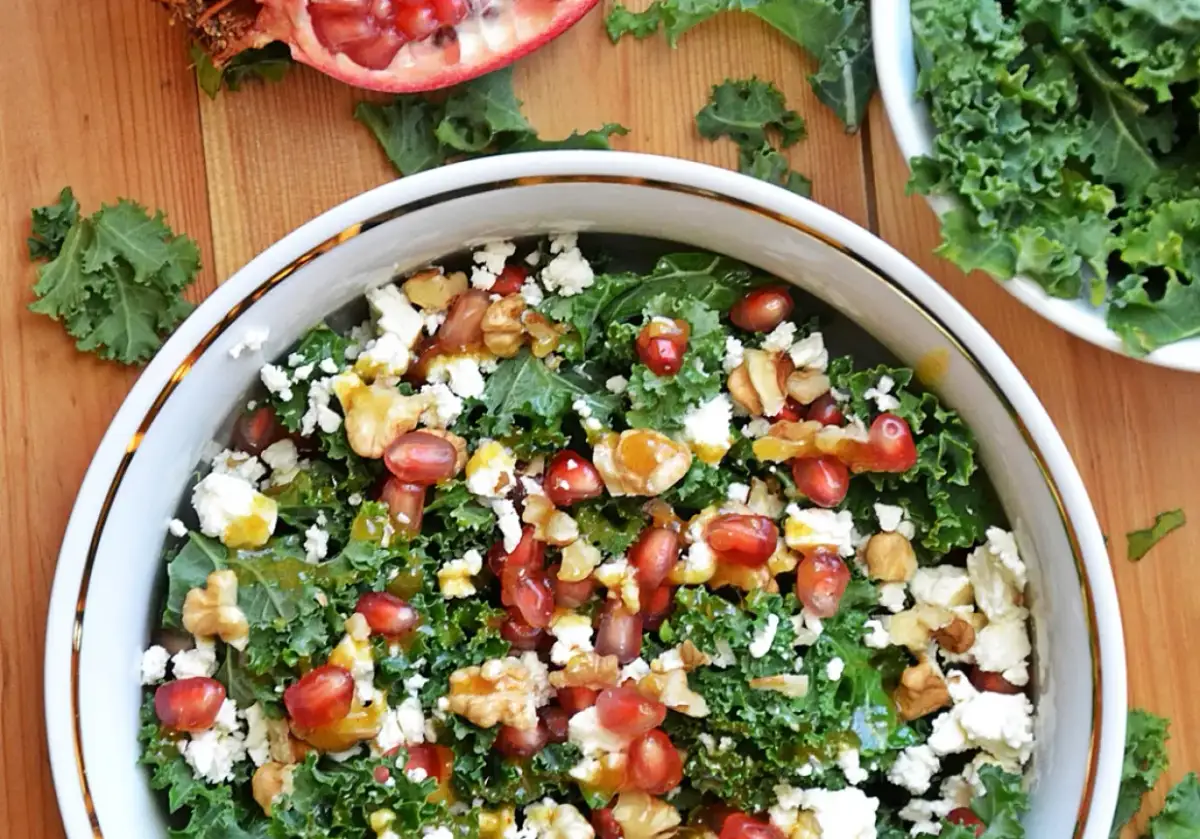 Sałatka z jarmużu, sera feta, orzechów i granatu. Tak przygotowuje się jarmuż do sałatki, by był delikatny i pyszny.