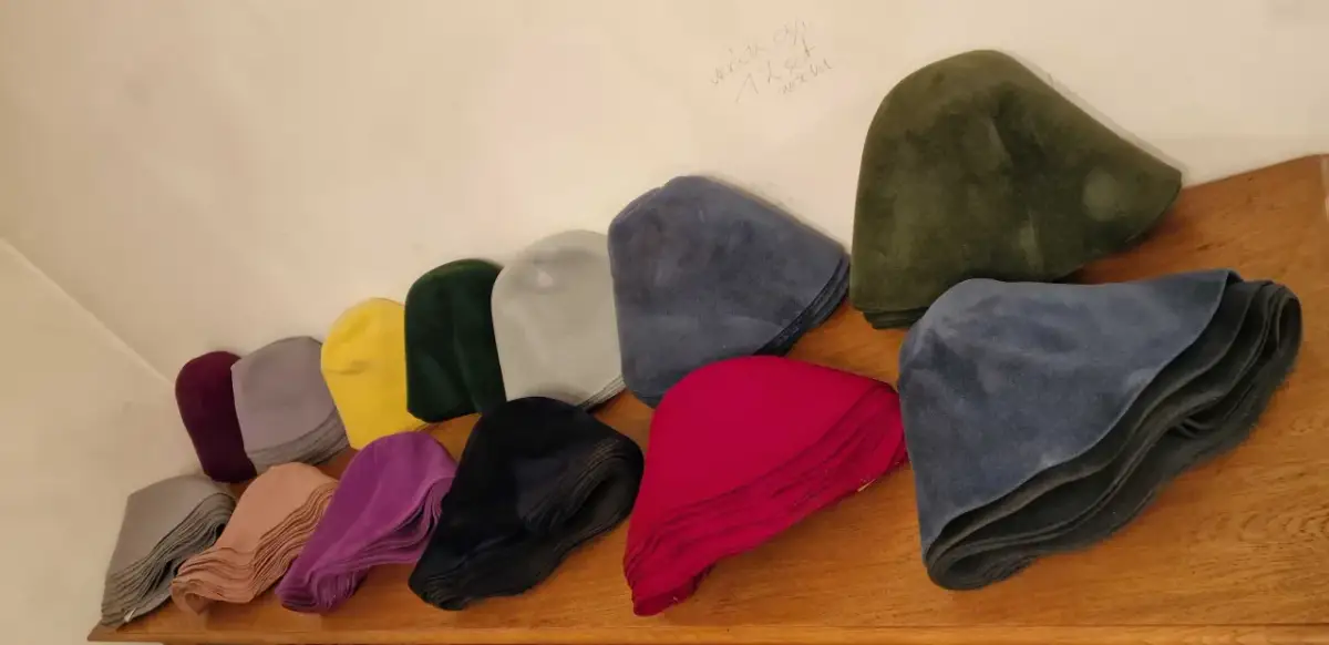 Czapka do sauny: Filc czy Wełna? Która ochroni Cię lepiej?