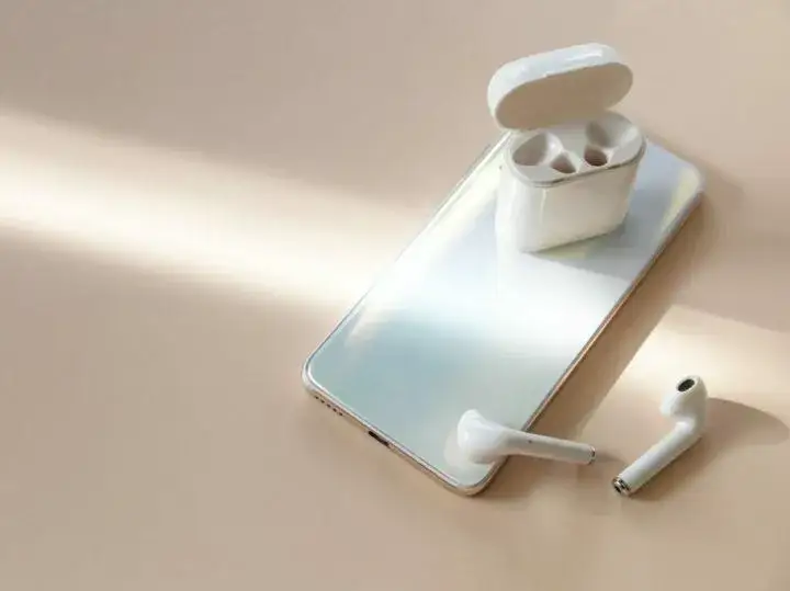 Jakie słuchawki bezprzewodowe do iPhone wybrać, aby nie przepłacać?