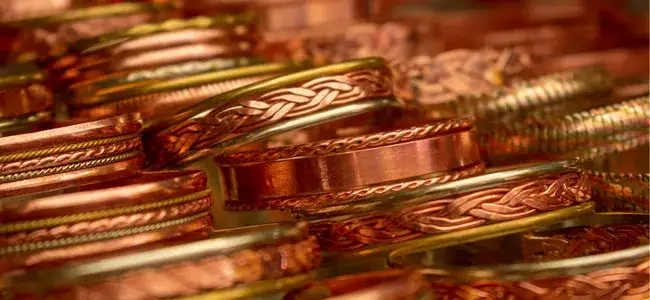 Miedziana bransoletka co leczy: odkryj jej niezwykłe właściwości zdrowotne