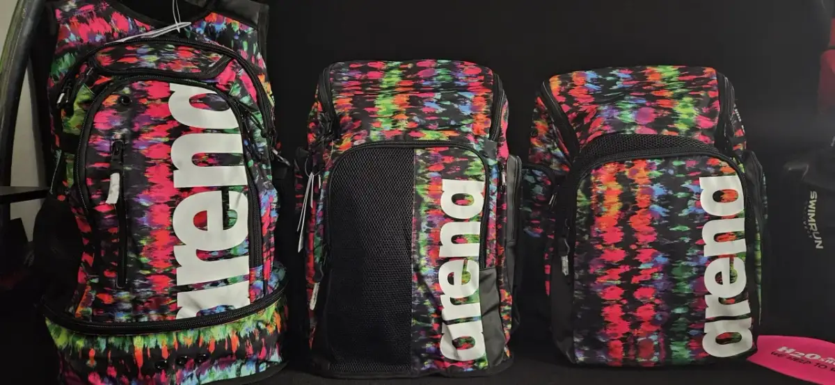 Kolorowe plecaki do pływania Arena z białym logo. Idealne na basen, pomieszczą wszystko, czego potrzebujesz.