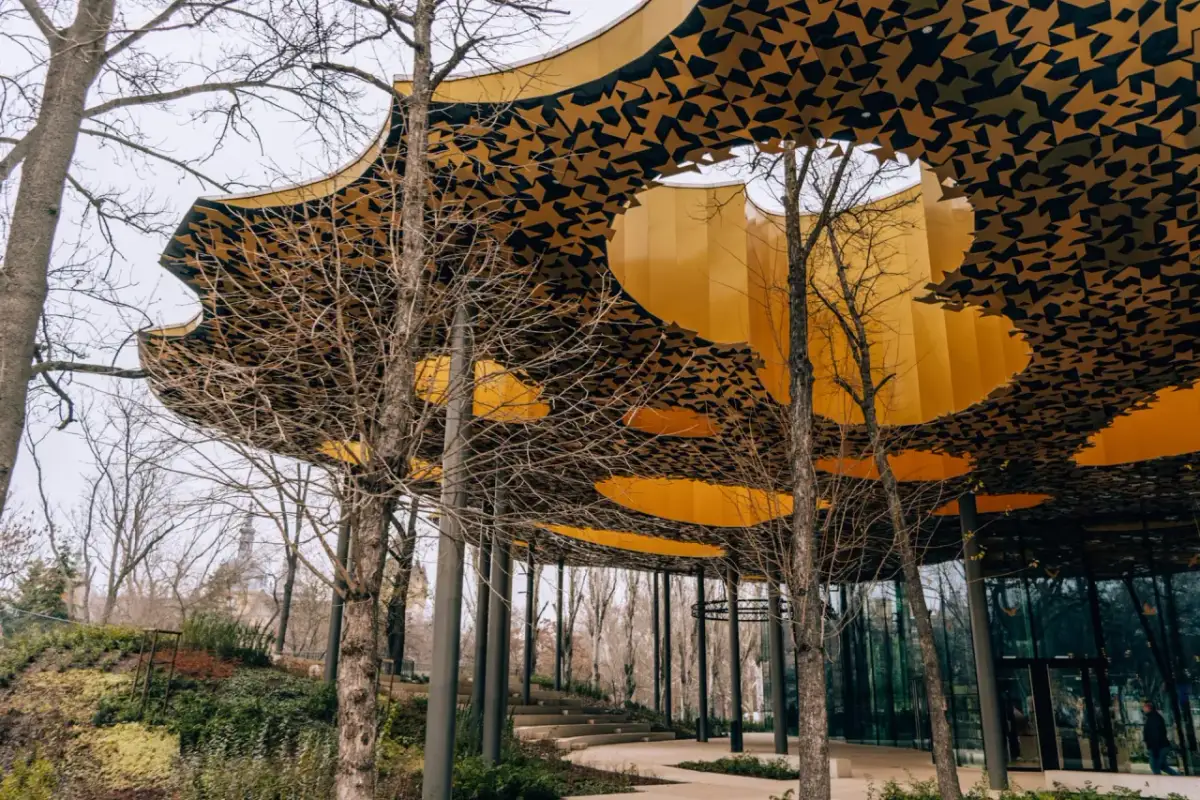 Złoty dach z czarnym wzorem i drzewa przed budynkiem Muzeum Sztuk Pięknych w Budapeszcie.