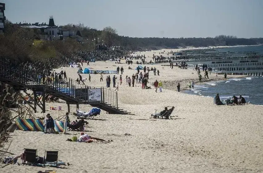 Nocleg nad morzem: Jak znaleźć perełkę i uniknąć oszustw?