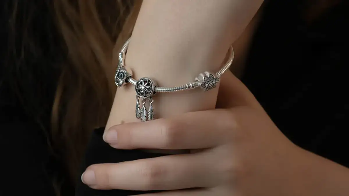 Czy Pandora jest jeszcze modna? Aktualne trendy w biżuterii, które musisz znać
