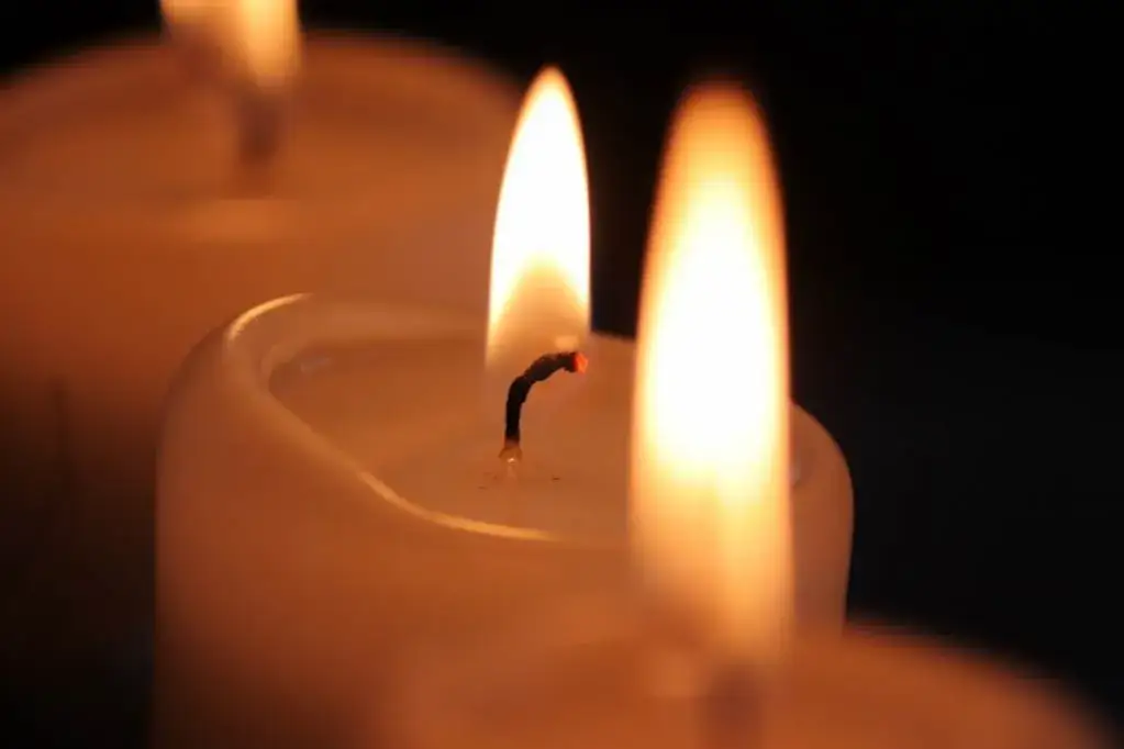 Jak zrobić świeczkę ze starych świeczek – proste kroki i porady