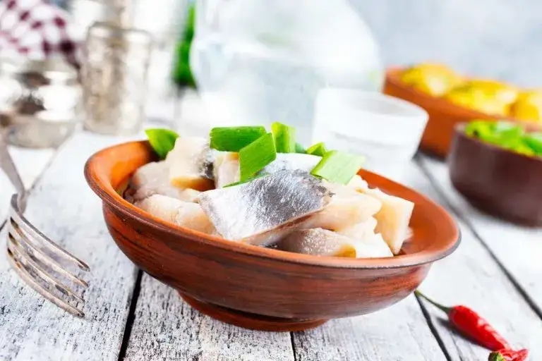 Czy można zamrozić sałatkę śledziową? Poznaj prawdę!