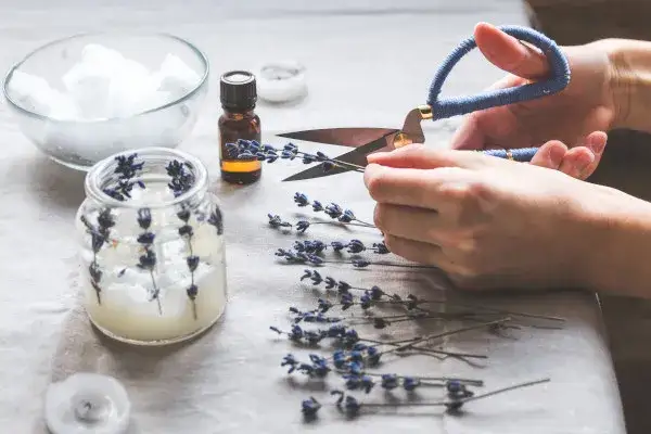 Co jest potrzebne do robienia świeczek? Odkryj niezbędne materiały i narzędzia