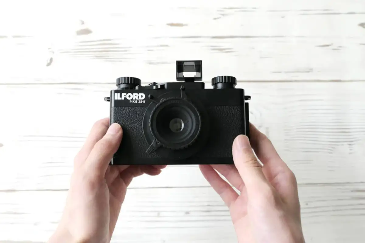 Czarne, jednorazowe zdjęcia z aparatu Ilford Pixie 35-II. Zastanawiasz się, ile kosztuje wywołanie zdjęcia z aparatu jednorazowego?