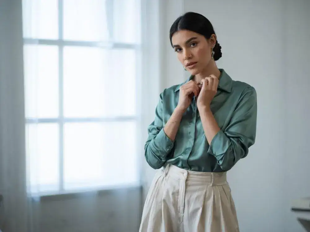 Jaką bluzkę wybrać do szerokich spodni, by wyglądać świetnie?