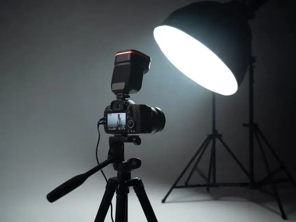 Jak zsynchronizować lampę z aparatem? Opanuj błysk i rób lepsze zdjęcia