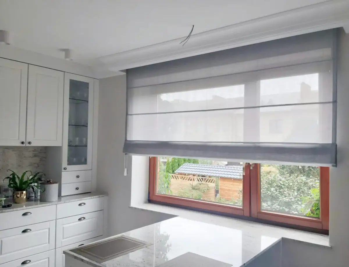 Firanka czy roleta do kuchni? Porównaj i wybierz idealną osłonę.