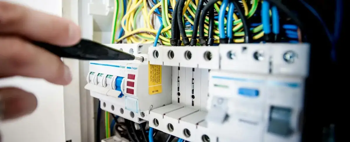 Ile trwa kurs na elektryka? Poznaj czas trwania różnych szkoleń