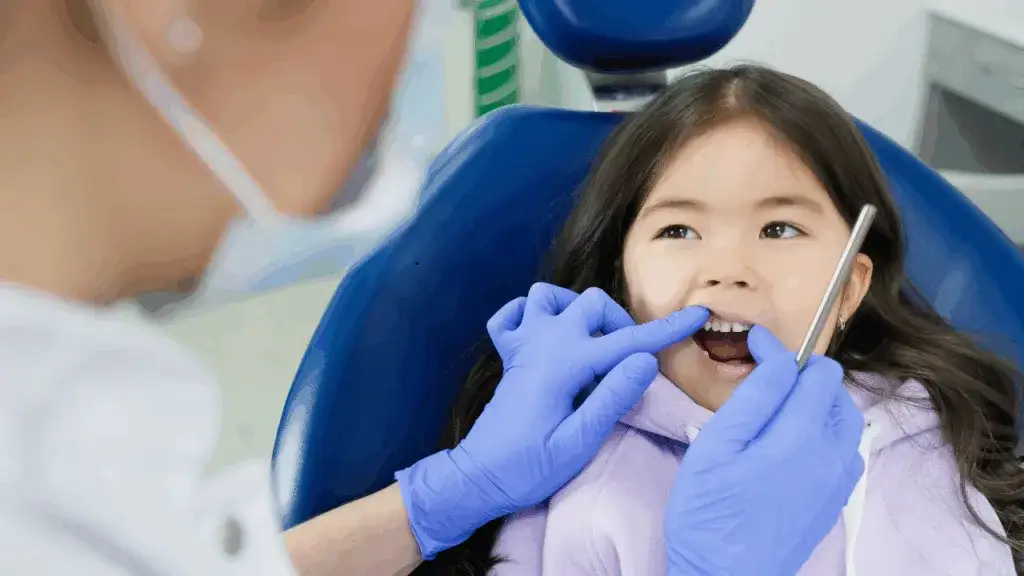 Dlaczego dziecko zgrzyta zębami w nocy? Odkryj przyczyny i rozwiązania