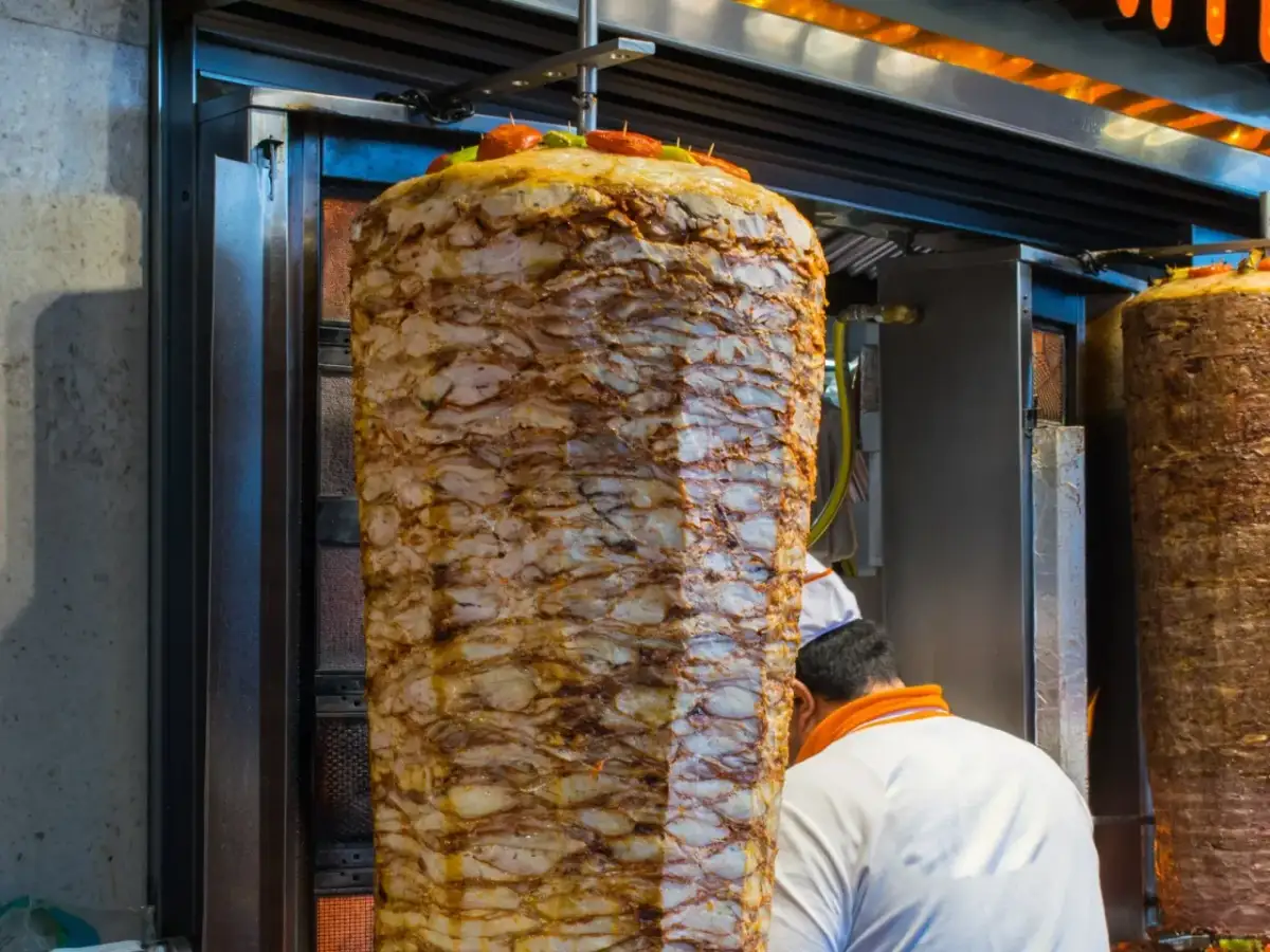 Ogromny, obracający się kebab w Niemczech. Zastanawiasz się, ile kosztuje kebab w Niemczech? To pyszne danie jest popularne!