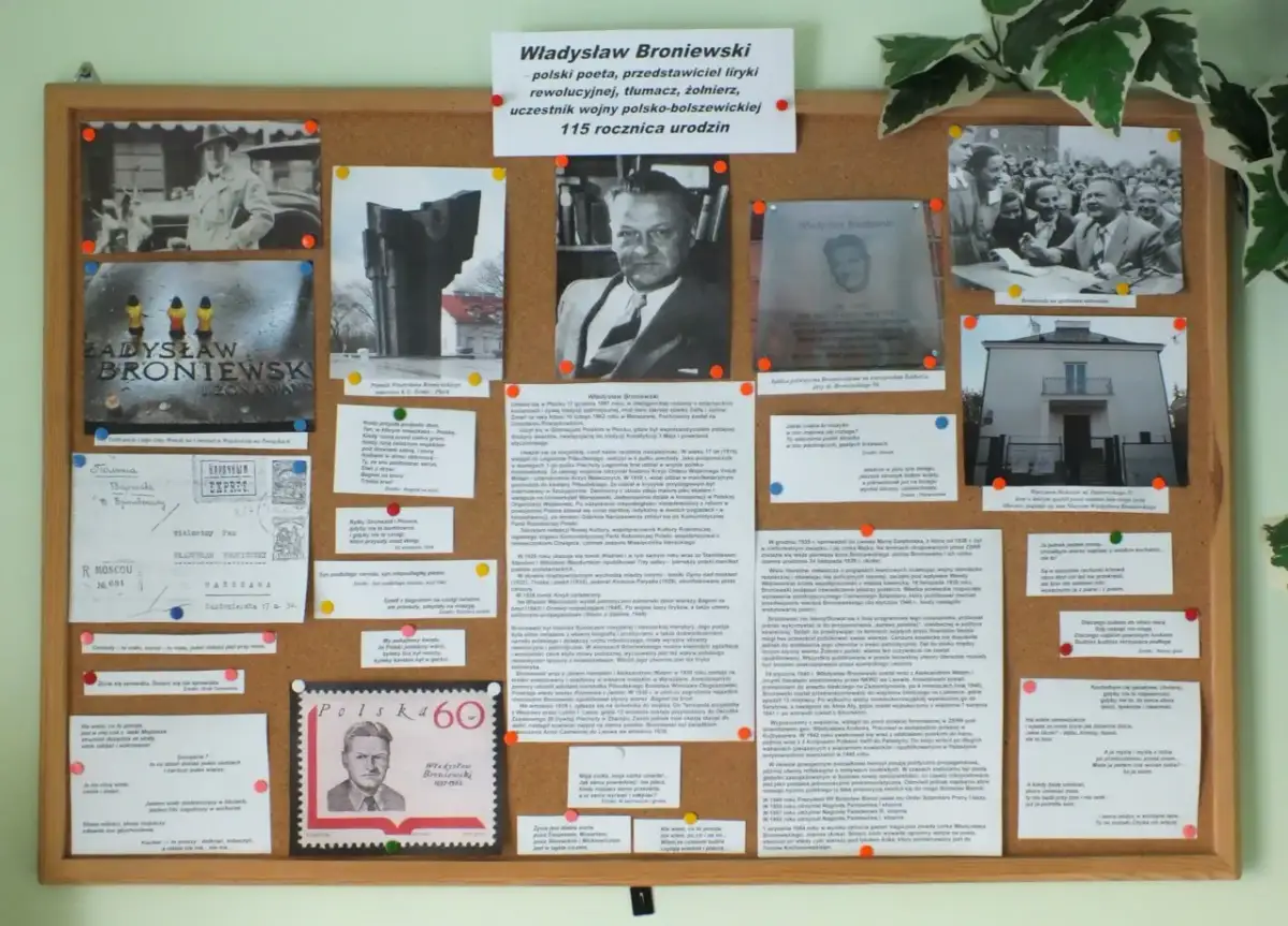 Tablica poświęcona Władysławowi Broniewskiemu. Widać zdjęcia poety, jego domu, pomnika, a także fragmenty wierszy i artykułów. Są w ojczyźnie rachunki krzywd, jak widać na tej ekspozycji.