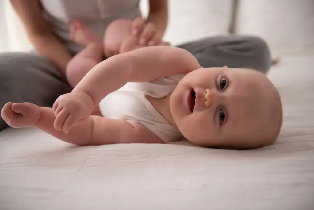 Kiedy dziecko przewraca się na bok? Odkryj kluczowe etapy rozwoju
