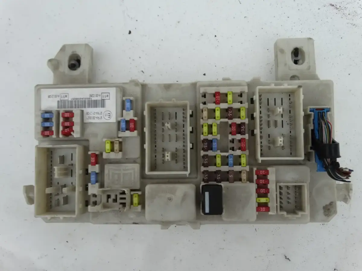 Gdzie są bezpieczniki ford kuga mk1? Odkryj ich lokalizację i dostępność