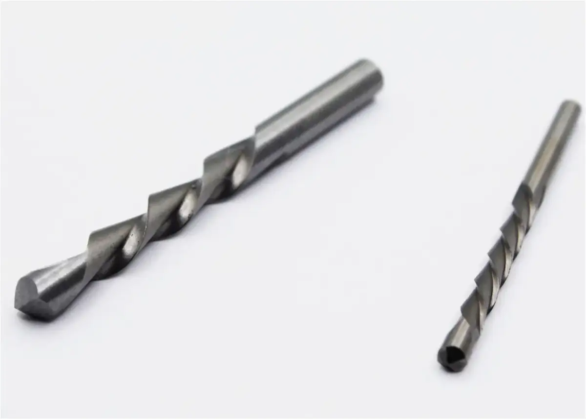 Dwa wiertła metalowe, jedno większe, drugie mniejsze. Idealne do wiercenia w karton gipsie.