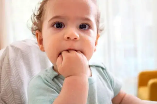 Jak podać mleko przy ząbkowaniu bez bólu i frustracji dla dziecka