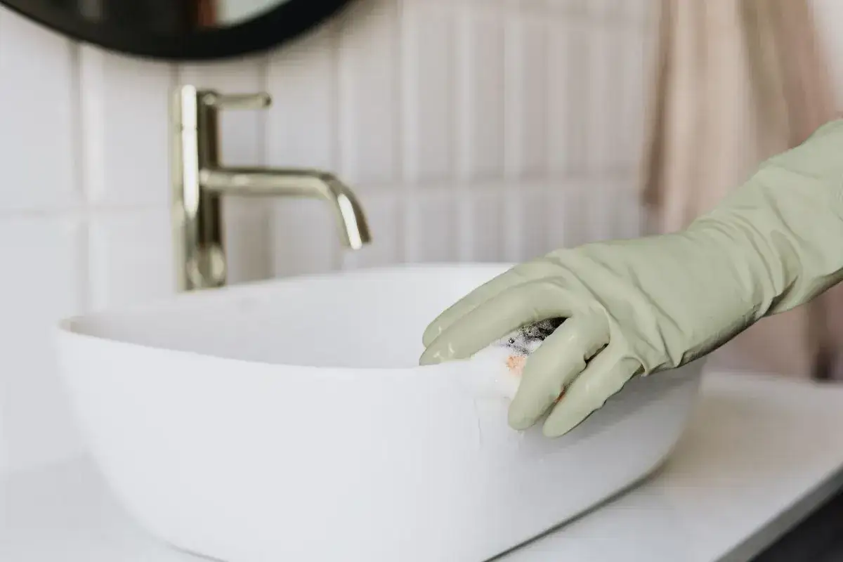Jak wyczyścić płytki po remoncie? Bez smug i rys!