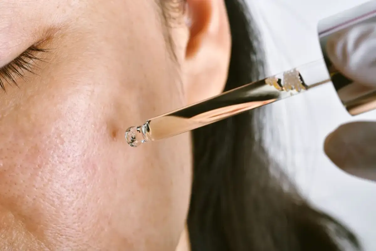 Jakie olejek na przebarwienia skutecznie zredukuje plamy na skórze