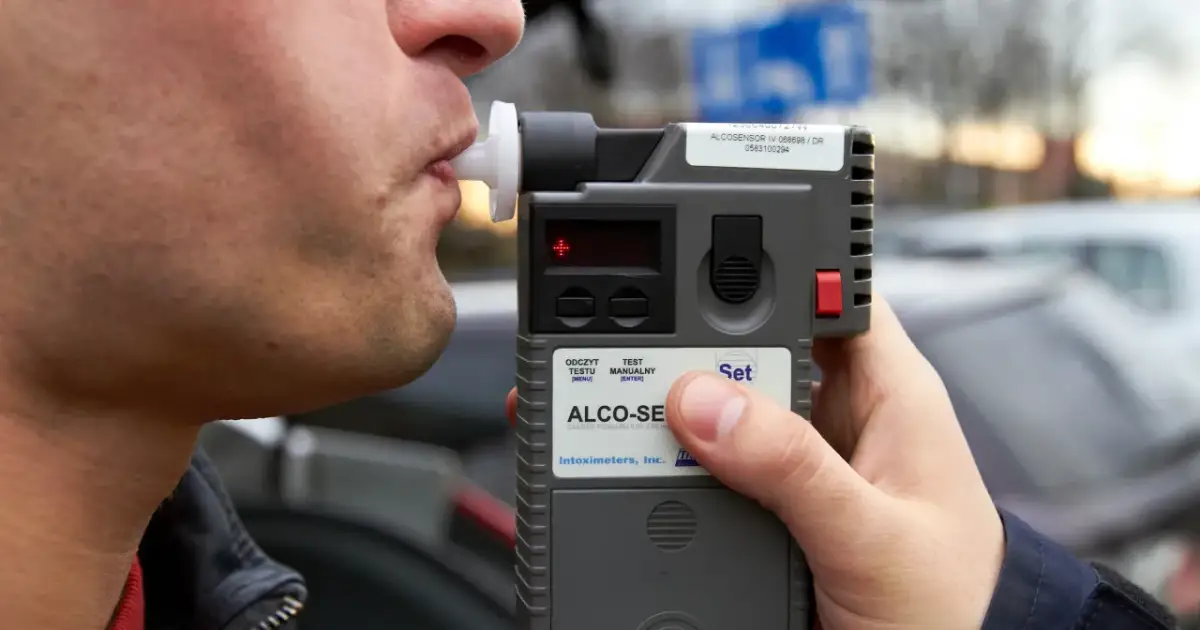 Policja z alkomatem w domu? Poznaj prawa i uniknij kłopotów!