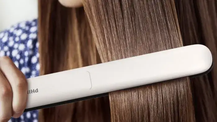 Jonizacja w prostownicy – jak chroni włosy przed uszkodzeniem?