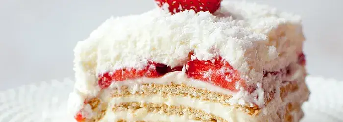 Pyszny przepis na ciasto rafaello z truskawkami, które zachwyca smakiem