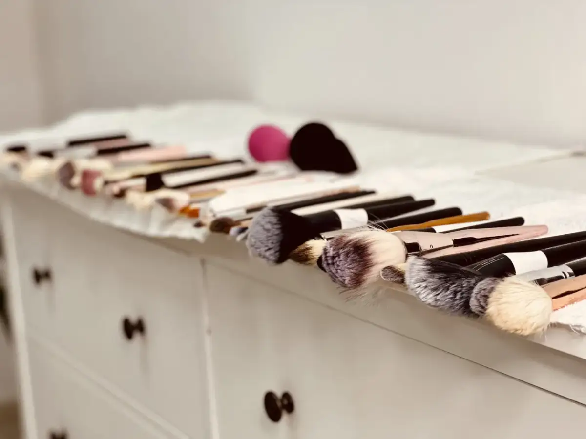 Mycie pędzli do makijażu: tanie i proste sposoby na czyste akcesoria