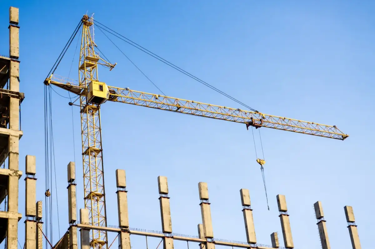 Jak wygląda dźwig? Odkryj różne typy i ich zastosowania w budownictwie