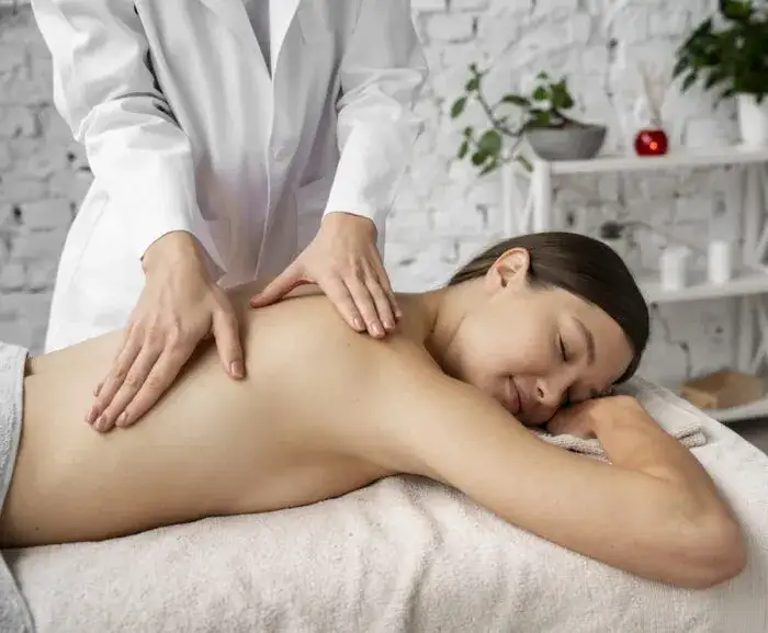 Czy do masażu pleców trzeba się rozebrać? Odpowiedzi na najważniejsze pytania