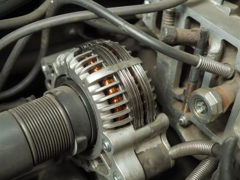 Alternator szwankuje? Rozpoznaj objawy zużytych szczotek i oszczędź!