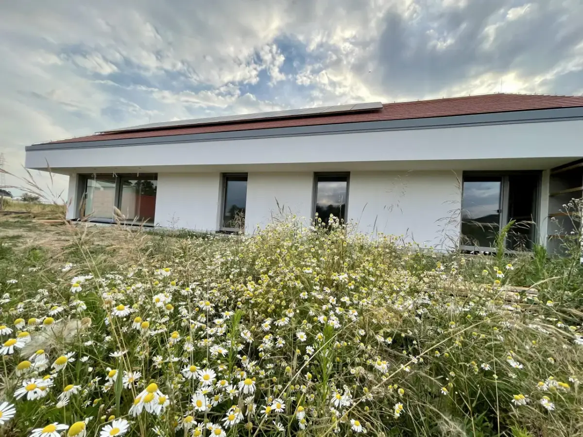 Ile kosztuje budowa domu stodoły? Sprawdź, co wpływa na cenę