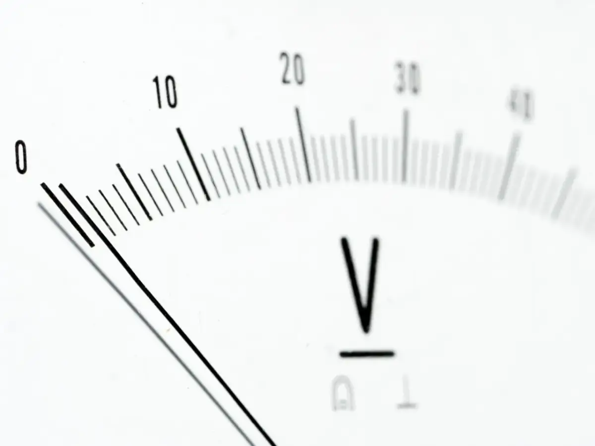 Jak długo ładować akumulator? Oblicz czas i uniknij błędów!