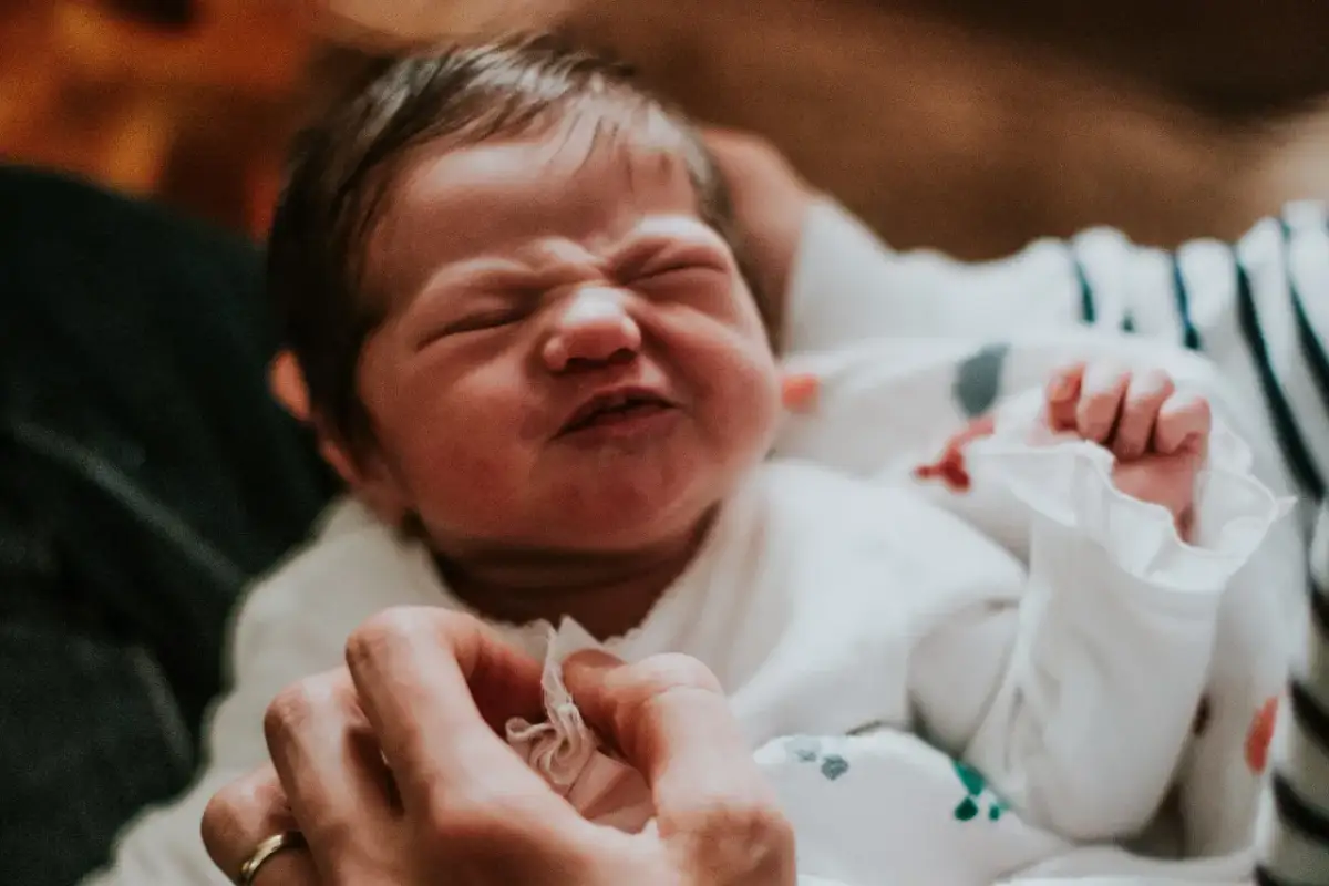 Nowe dziecko zaciśnięte, z lekko uchylonymi ustami. Czy jak dziecko ulewa to jest najedzone? To pytanie nurtuje wielu rodziców.