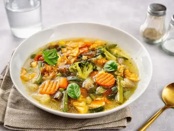 Jaka śmietana do zupy jarzynowej, aby uniknąć zważenia i poprawić smak?