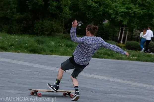 Jazda na deskorolce po chodniku? Poznaj zasady i uniknij mandatu!